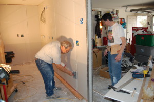 Hacker Father-in-Law beds a seam in the drywall while I stand around being useless.